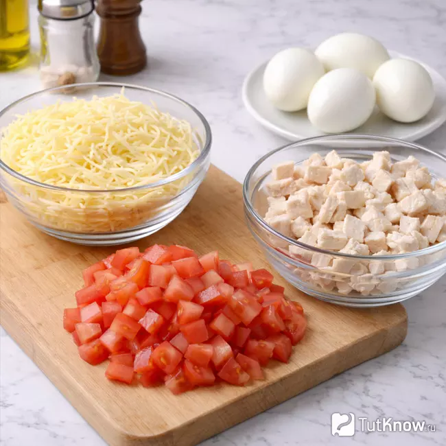 Подготовленные ингредиенты для салата с куриной грудкой