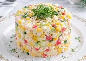 Салат с кукурузой, крабовыми палочками и рисом на Новый год