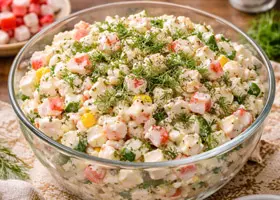 Салат с крабовыми палочками на Новый год – для праздничного стола