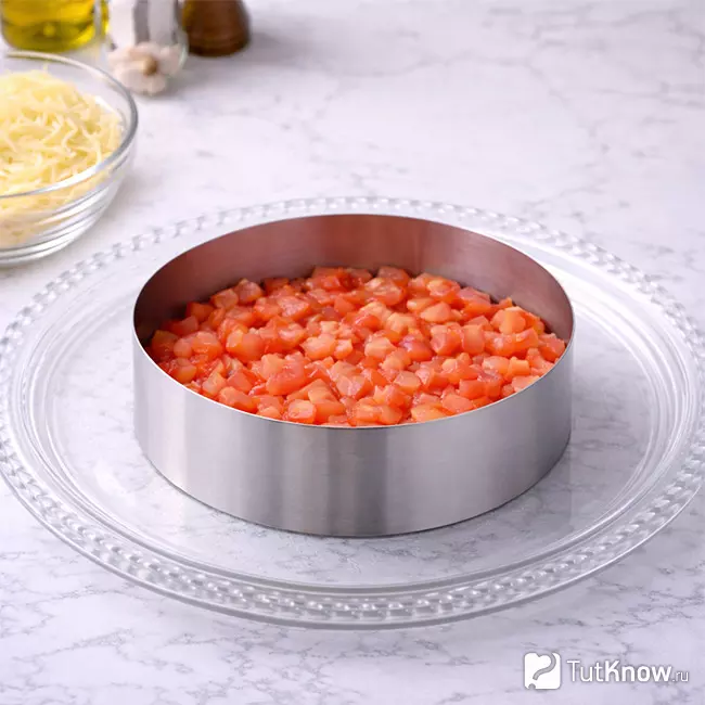 Сборка слоёного салата с курицей и помидорами в кулинарном кольце