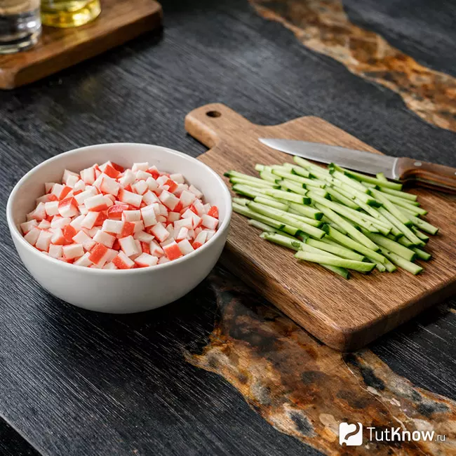 Шаг 2: Нарезанные крабовые палочки и свежий огурец