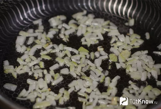 Обжарка лука на сковороде