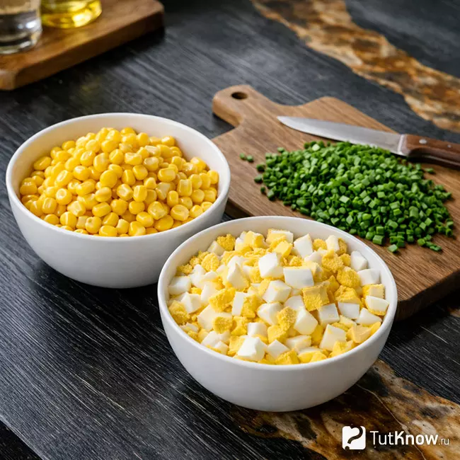 Шаг 3: Кукуруза, яйца и зелёный лук для салата