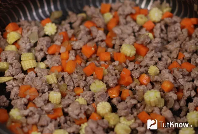 Фарш с овощами на сковороде