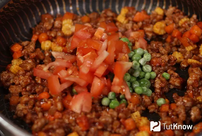 Фарш с горошком и помидорами