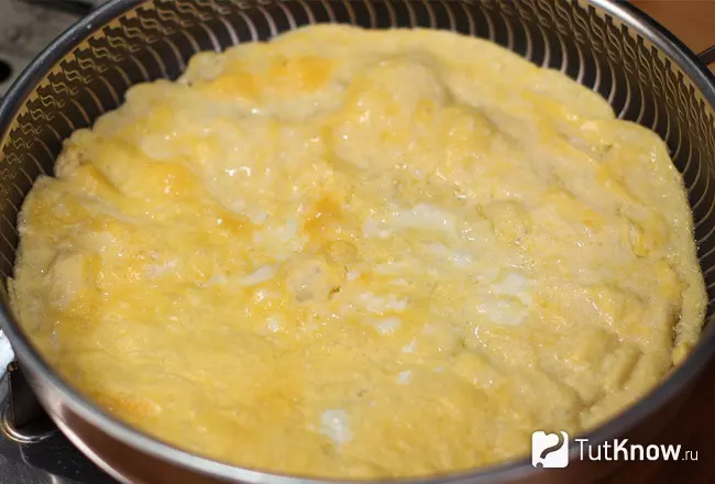 Тонкий омлет на сковороде