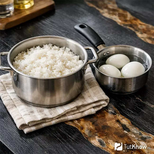 Шаг 1: Отварной рис и яйца для крабового салата