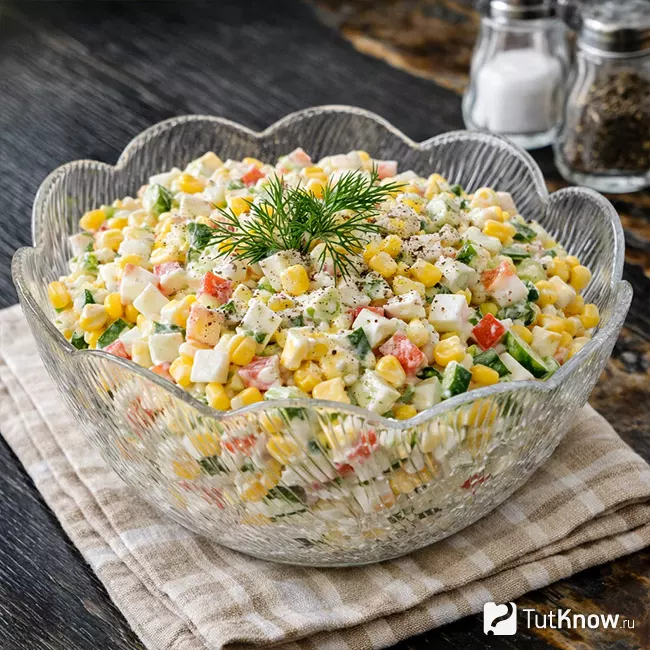 Шаг 4: Готовый крабовый салат с кукурузой и яйцом