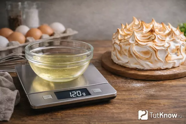 120 г белков на весах для приготовления меренги