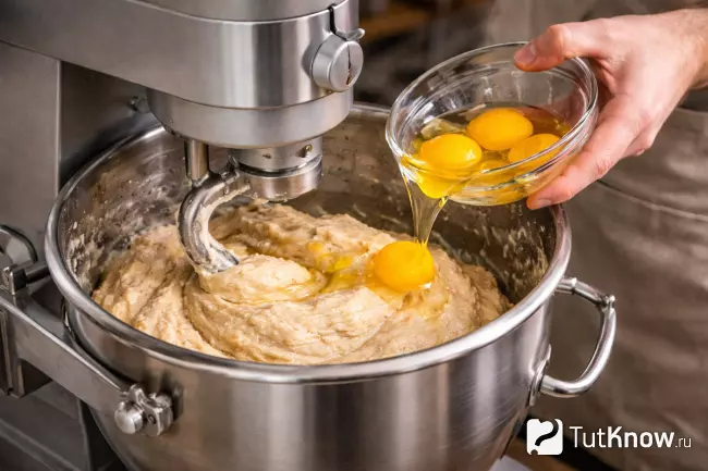 Добавление яиц в тесто при замесе в планетарном миксере