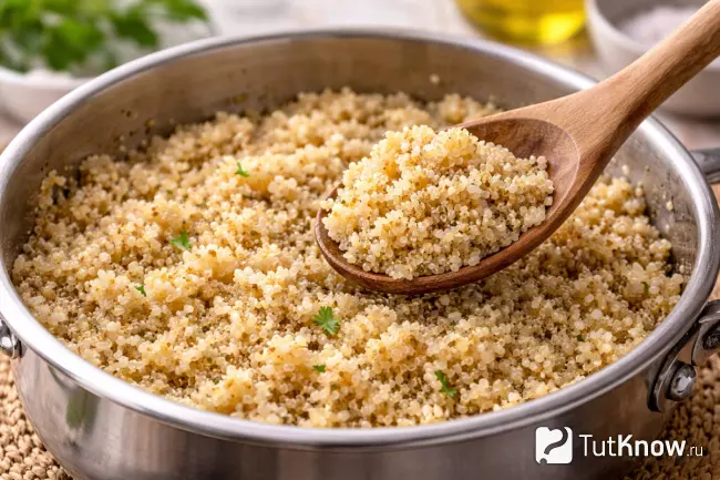 Готовая киноа в кастрюле крупным планом
