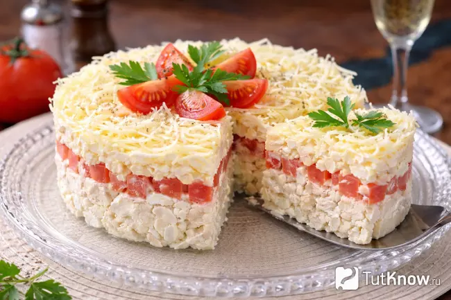 Слоёный салат с куриной грудкой в разрезе