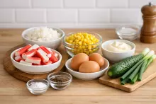 Ингредиенты для крабового салата с кукурузой и яйцами