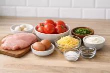 Ингредиенты для салата с куриной грудкой, сыром и помидорами