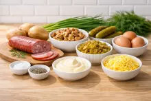 Ингредиенты для салата с копченой колбасой и грибами