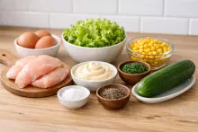 Ингредиенты для салата с курицей и яйцом