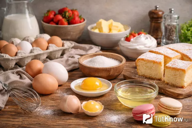 Ингредиенты с яйцами для выпечки и десертов на кухонном столе