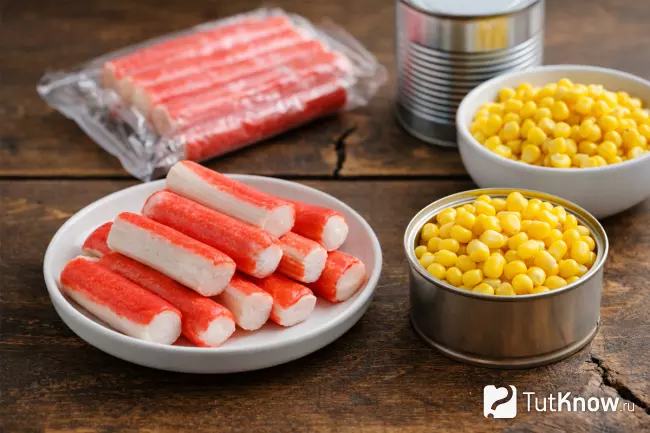 Крабовые палочки и консервированная кукуруза для салата