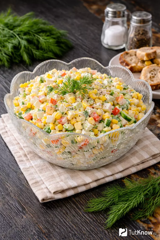 Классический крабовый салат с кукурузой, яйцами и огурцом
