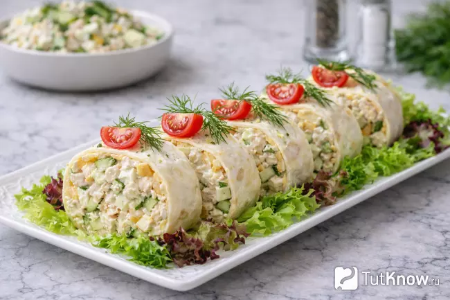 Подача салата с курицей и сыром в виде рулета