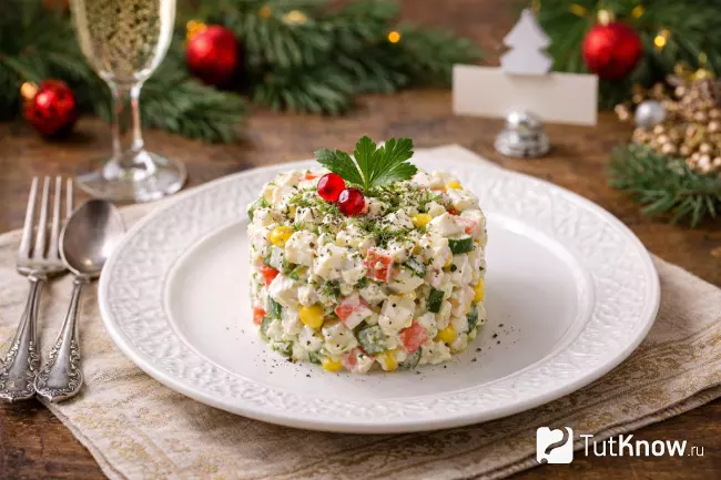 Порционная подача салата с крабовыми палочками в сервировочном кольце