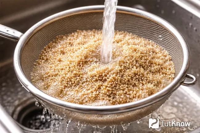Промывка киноа под водой
