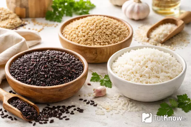 Разные виды риса — белый, бурый и чёрный