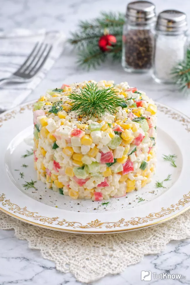 Простой салат с кукурузой, крабовыми палочками и рисом