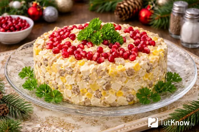 Салат с курицей и ананасом в сервировочном кольце с майонезом и гранатом