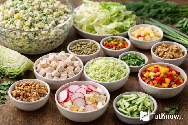 Салат с курицей и яйцом — варианты добавок для свежести и хруста