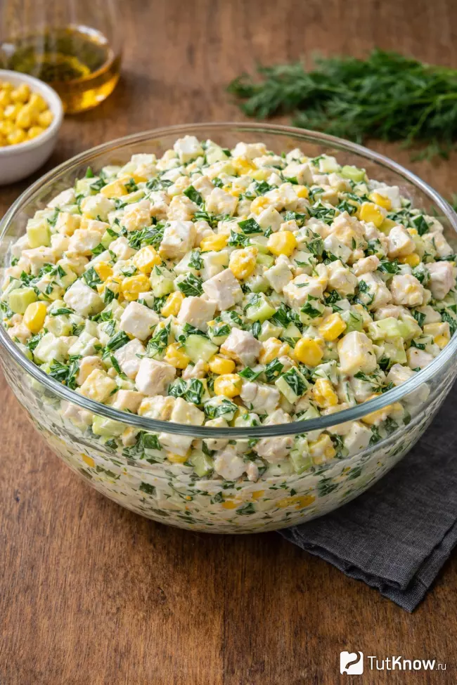 Быстрый салат с курицей, яйцом и огурцом