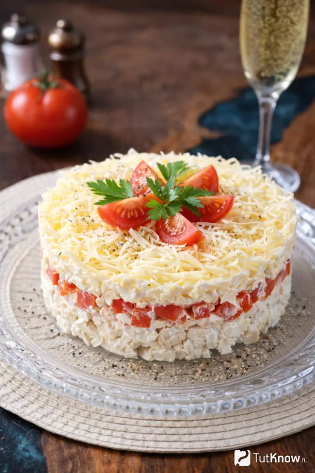 Рецепт слоеного салата с куриной грудкой, сыром и помидорами