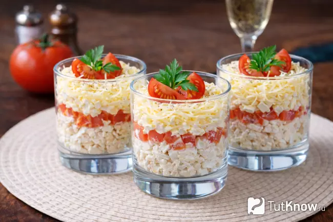 Слоёный салат с куриной грудкой и сыром в стаканах