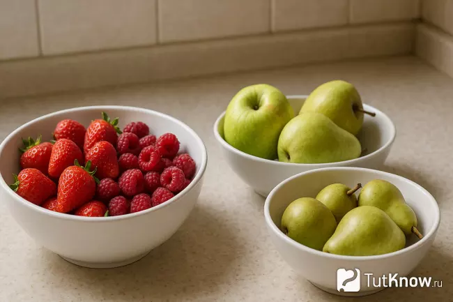 Ягоды и фрукты клубника, малина, яблоки, груши для джема