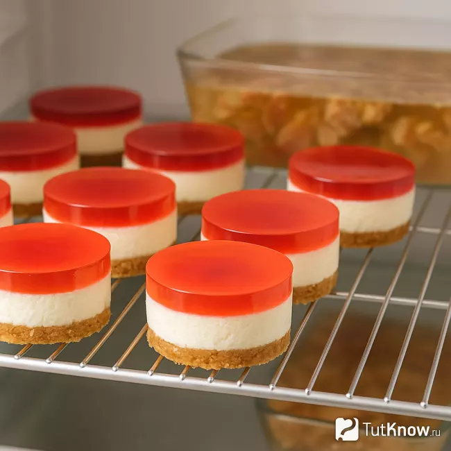 Застывание желейных пирожных в холодильнике