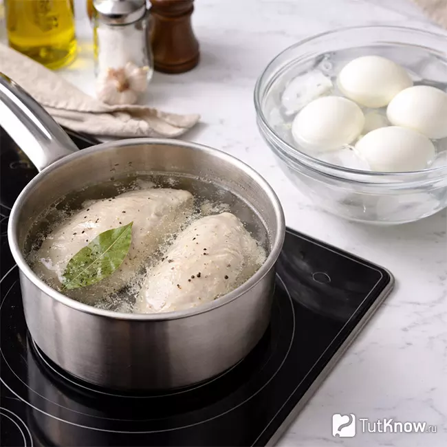 Варка куриной грудки и яиц для салата
