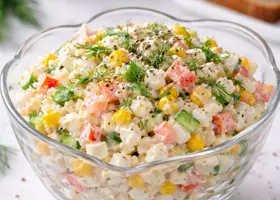 Салат с крабовыми палочками – классический рецепт с кукурузой