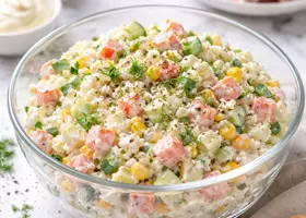 Салат с крабовыми палочками и яйцом – простой домашний вариант