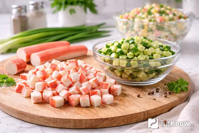 Нарезанные крабовые палочки и огурец