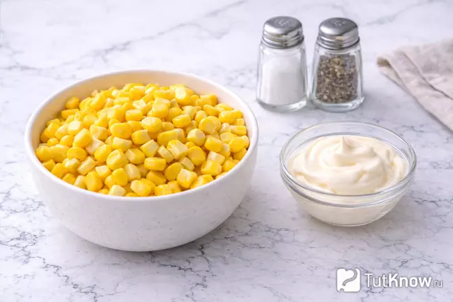 Шаг 3 - консервированная кукуруза и майонез для салата