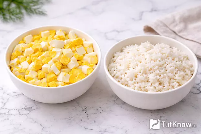 Шаг 1 - нарезанные яйца и отваренный рис для салата