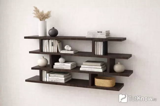 Многоуровневая полка над рабочим столом с равным шагом полок