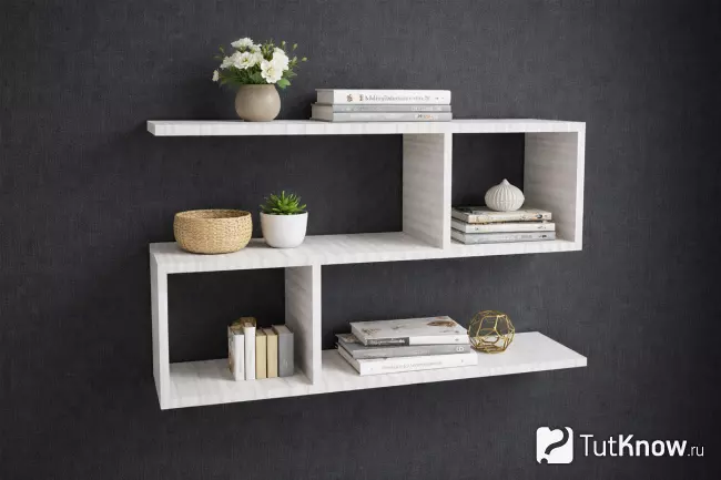 Длинная полка с боковой рамой и высокими ячейками