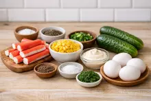 Ингредиенты для крабового салата с яйцом и огурцом