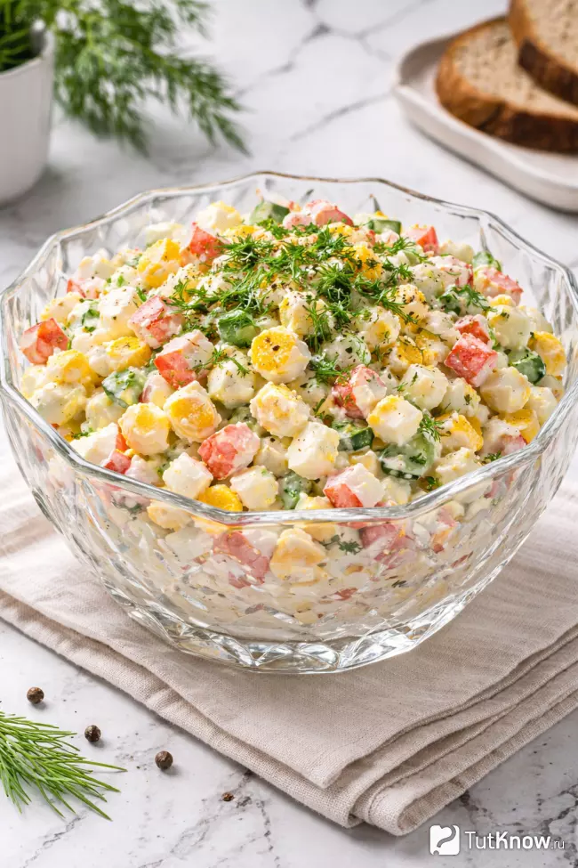 Крабовый салат с яйцом и огурцом