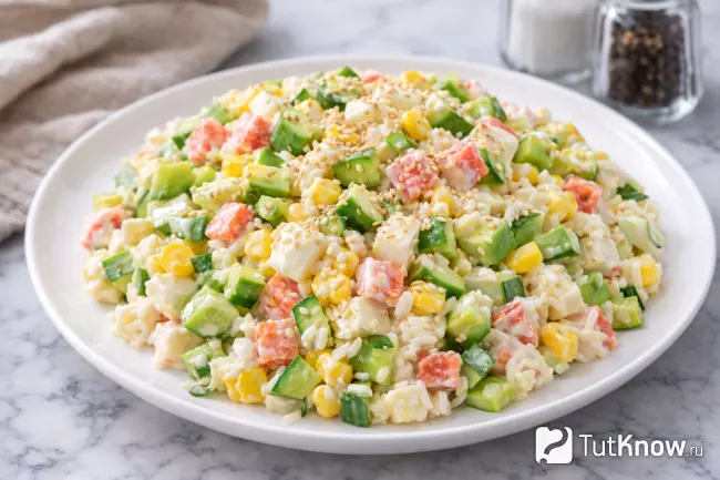 Крабовый салат с рисом, авокадо и кунжутом