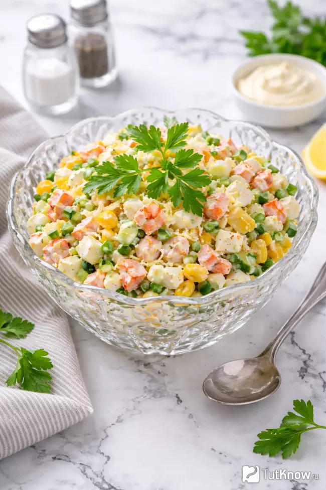 Крабовый салат с сыром и яйцами за 30 минут