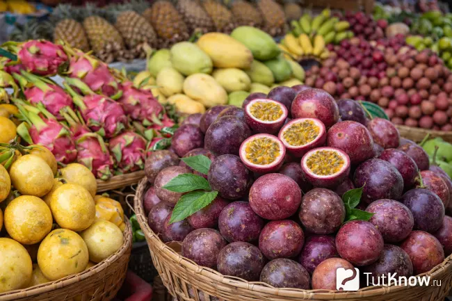 Маракуйя на тайском рынке среди экзотических фруктов