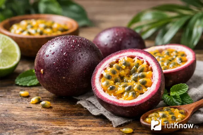 Маракуйя в разрезе и целый плод на столе