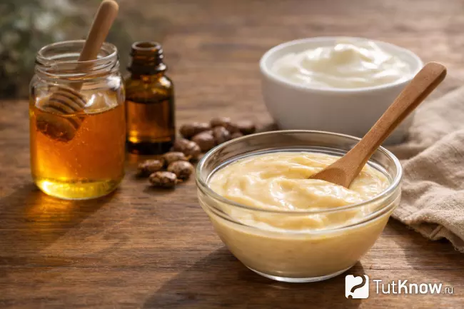 Маска для лица с касторовым маслом, мёдом и йогуртом